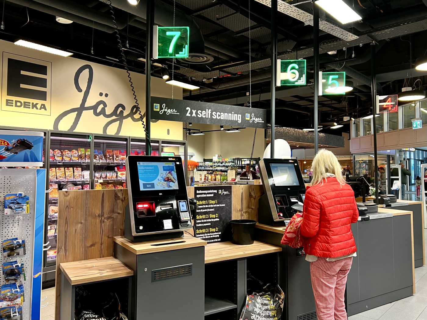 Photo: Supermarket without staff: How EDEKA at Stuttgart Airport turns night...