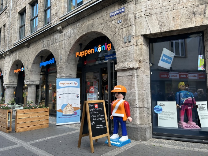 The entrance area of the doll king with signs and Playmobil figures....