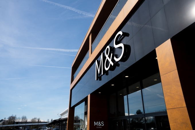 Marks & Spencer-Filiale von außem vor blauem Himmel...