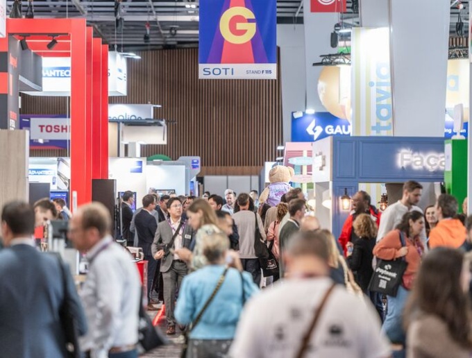 Blick in die volle Messehalle während der NRF Europe...