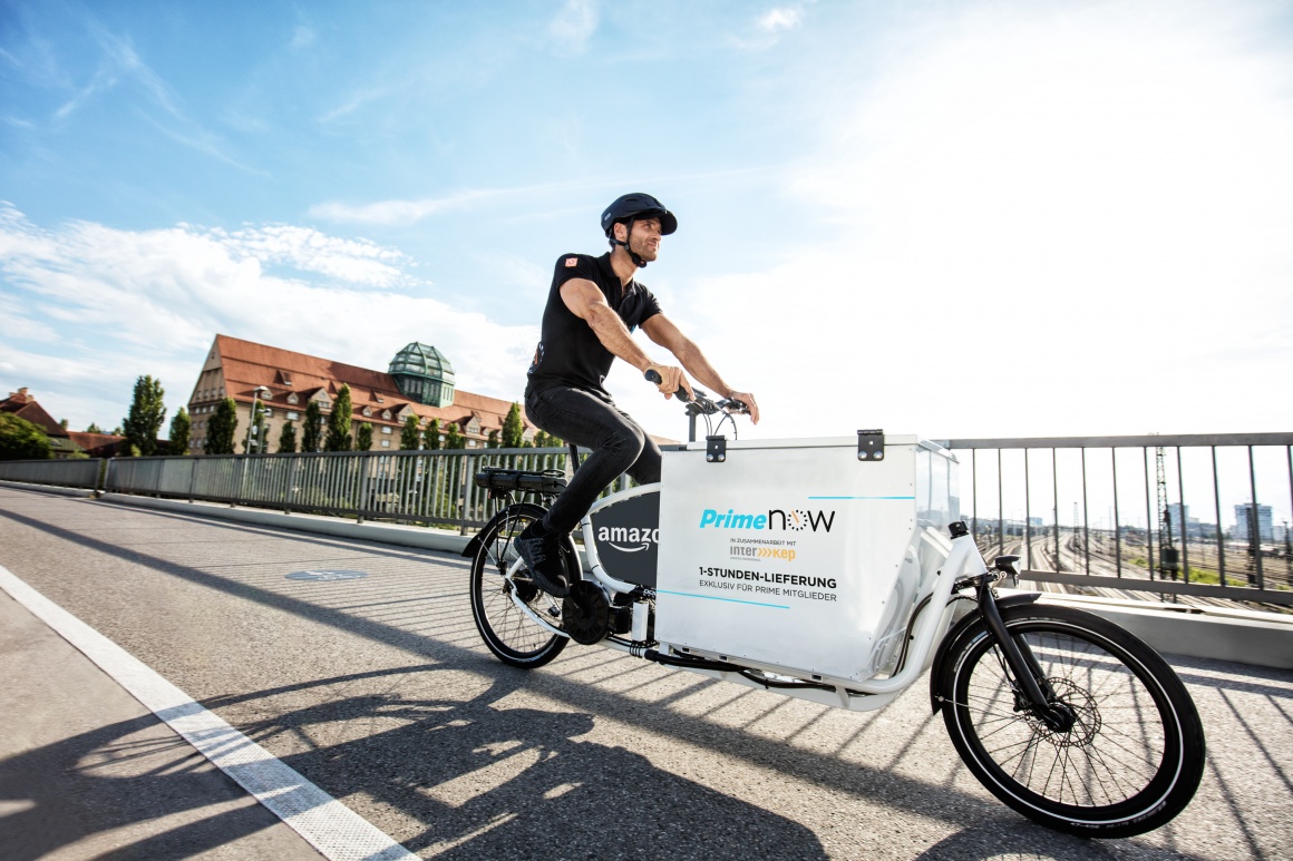 Prime Now-Kurier auf einem E-Cargo Bike auf der Donnersberger Brücke in...