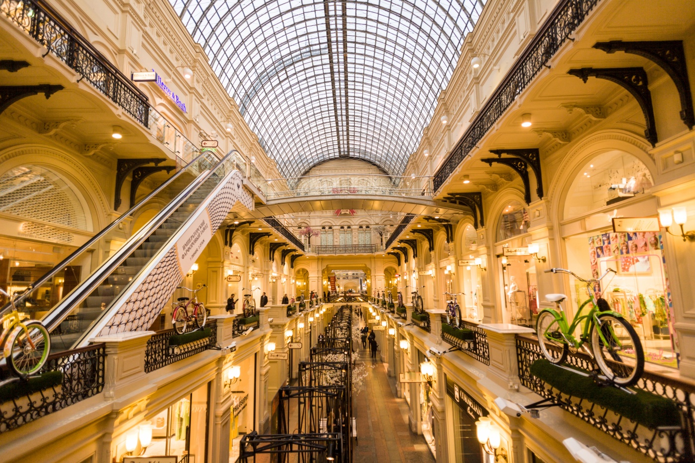 Photo: Vibrant light stagings fascinate shoppers