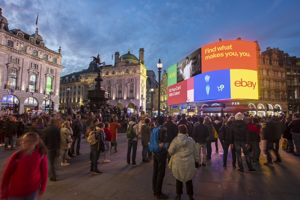 Foto: Riesiger, abgerundeter Bildschirm an einem Haus am Piccadilly Circus in...