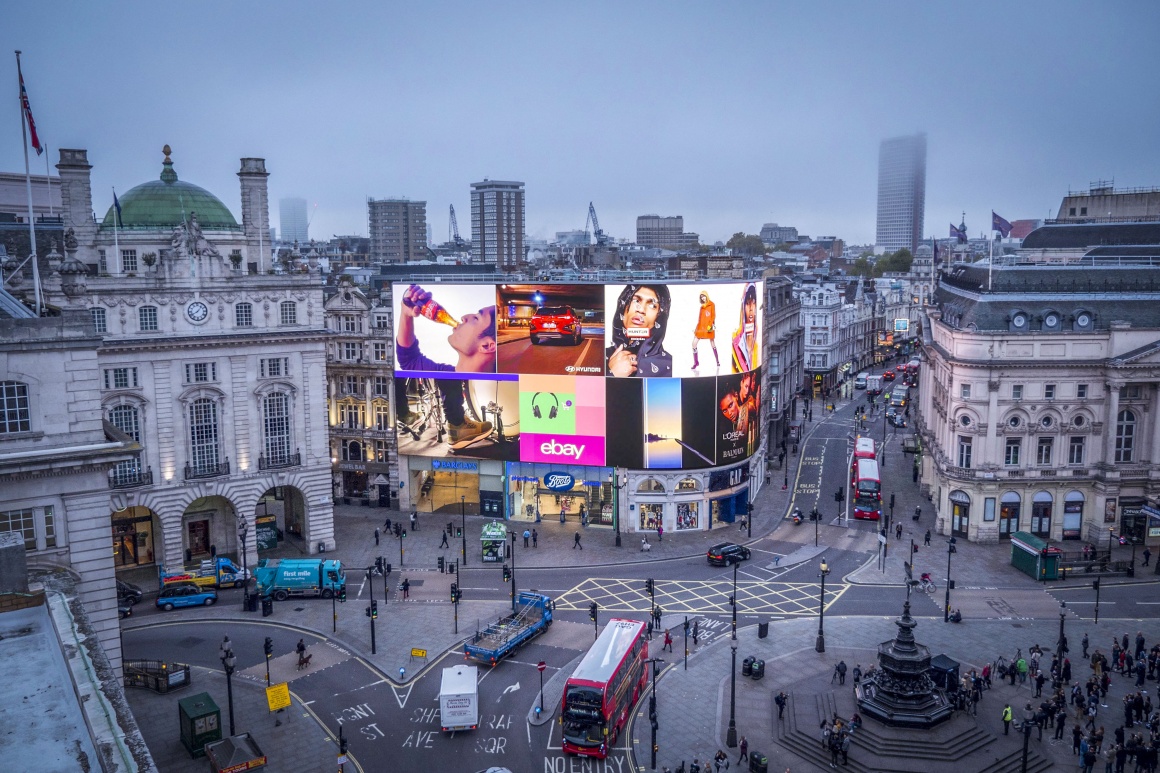 Foto: Blick über den Piccadilly Circus in London mit riesigem, abgerundetem...