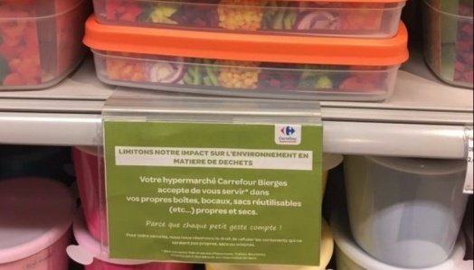 Photo: Reusable food storage boxes in a shelf; copyright: Carrefour Group...
