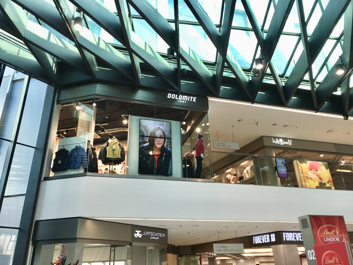 Foto: Glasfront und Display-Wall des Dolomite Shops im ersten Stock eines...