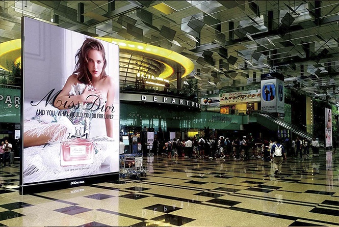 Foto: LED-Anzeige an einem Terminal am Flughafen Singapur; copyright: AOTO...