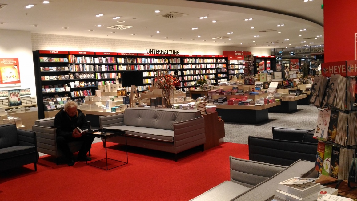 Foto: Lounge-Bereich in einer Buchhandlung; copyright: H. Hugendubel GmbH & Co....