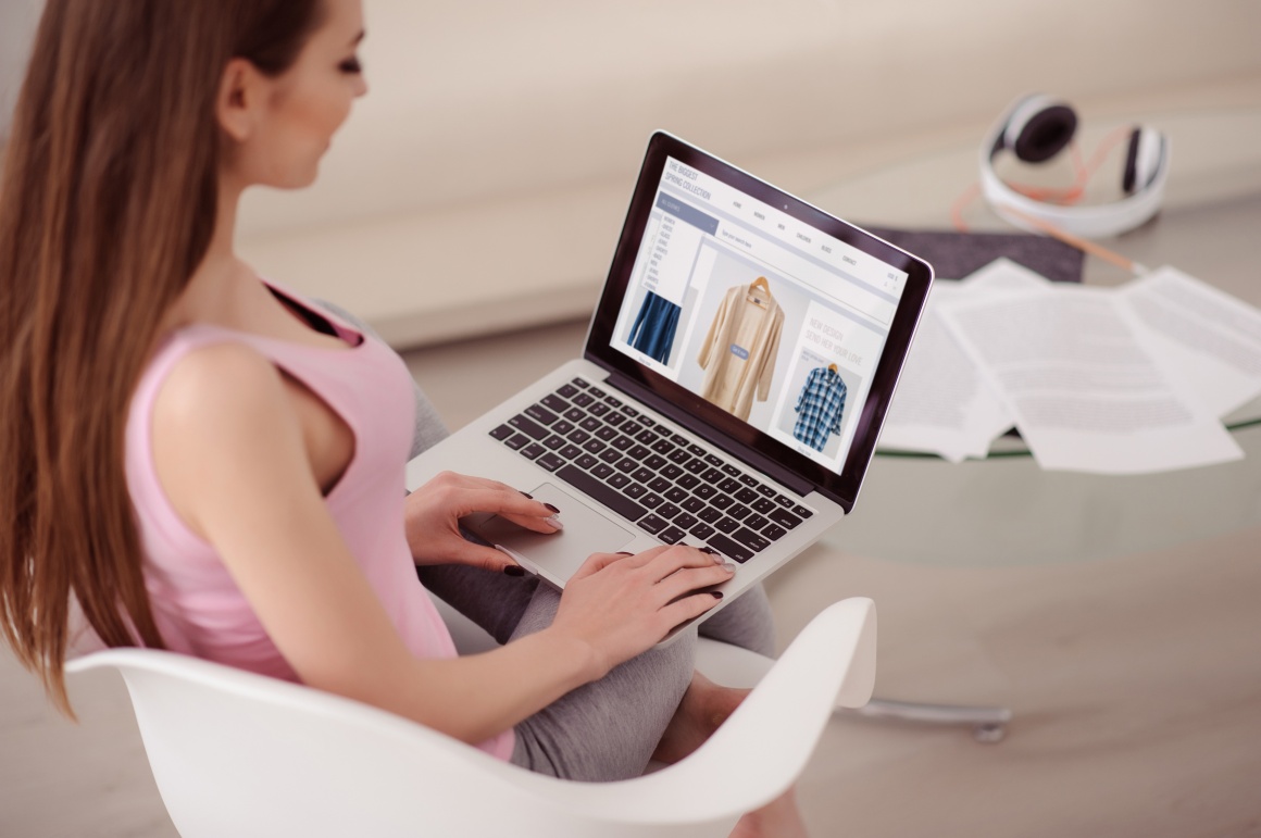 Photo: Woman shopping for fashion online on her laptop; copyright:...