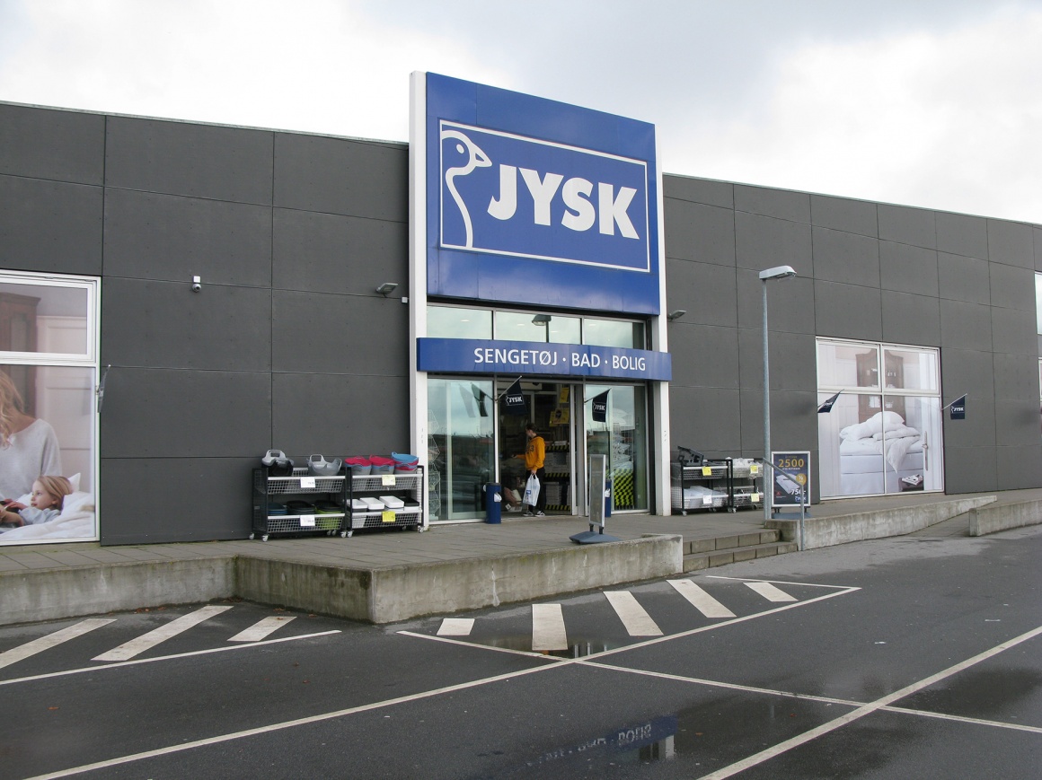 Photo: Entrance of a branch of JYSK Nordic; copyright: Ergonomic Solutions...