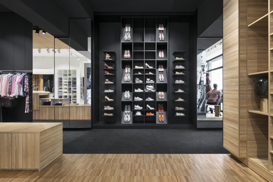 Foto: Innenansicht des „GL – Die Mode“-Stores mit Waren und Spiegeln;...