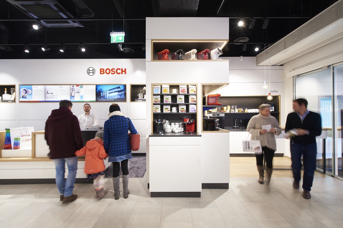 Foto: Eingangsbereich und Kassentheke des Bosch-Stores; copyright: Umdasch...