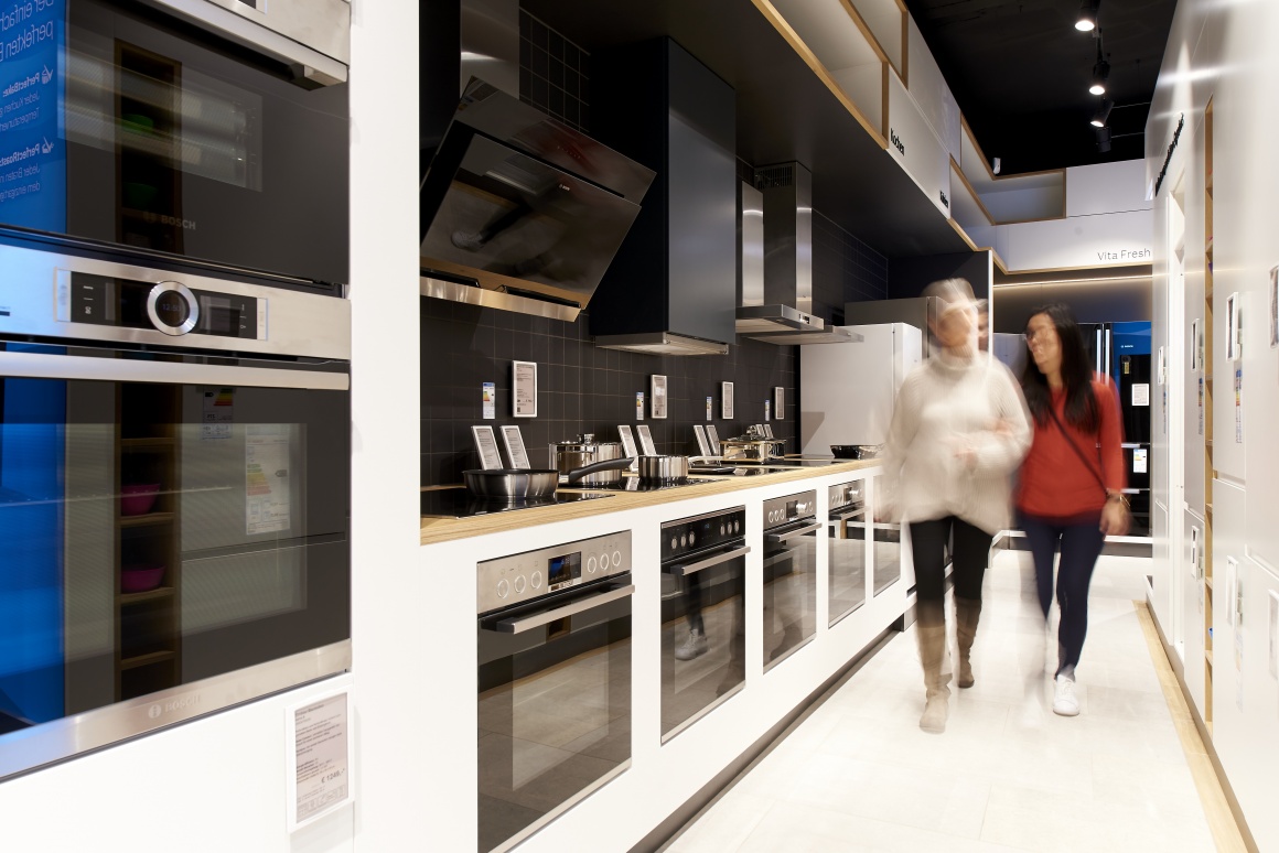 Foto: Küchenzeile mit elektronischen Preisetiketten im Bosch-Store; copyright:...