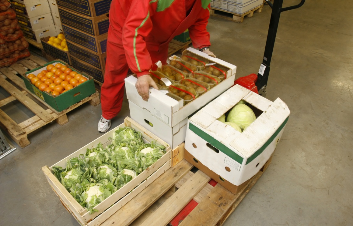 Foto: Mitarbeiter verräumt Lieferung an Lebensmitteln; copyright: PicsFive...
