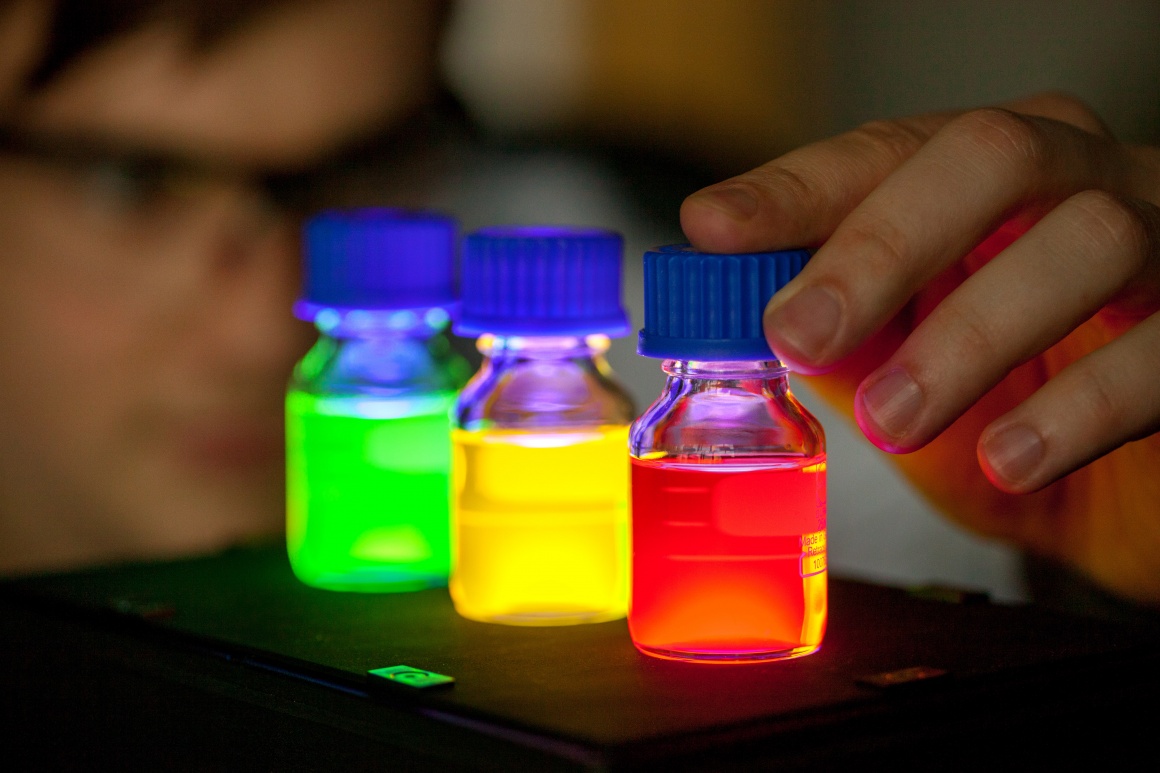 Quantum dots glowing; Copyright: Fraunhofer IAP, Photographer: Till Budde...