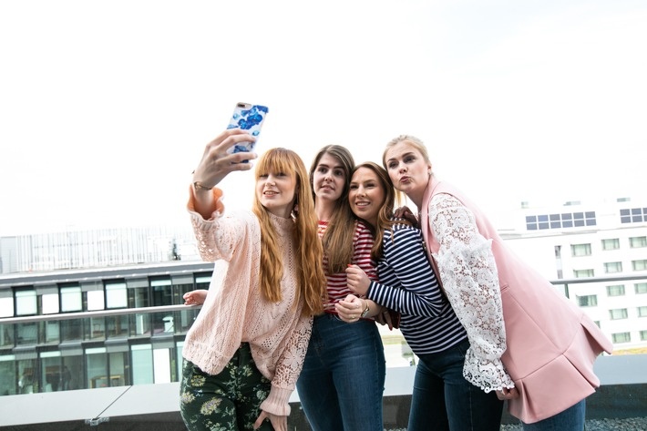 Influencer machen Selfie auf Dachterrasse; Copyright: DEICHMANN SE...