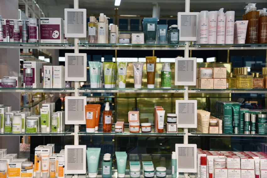 Cosmetic shelf; Copyright: Boozt