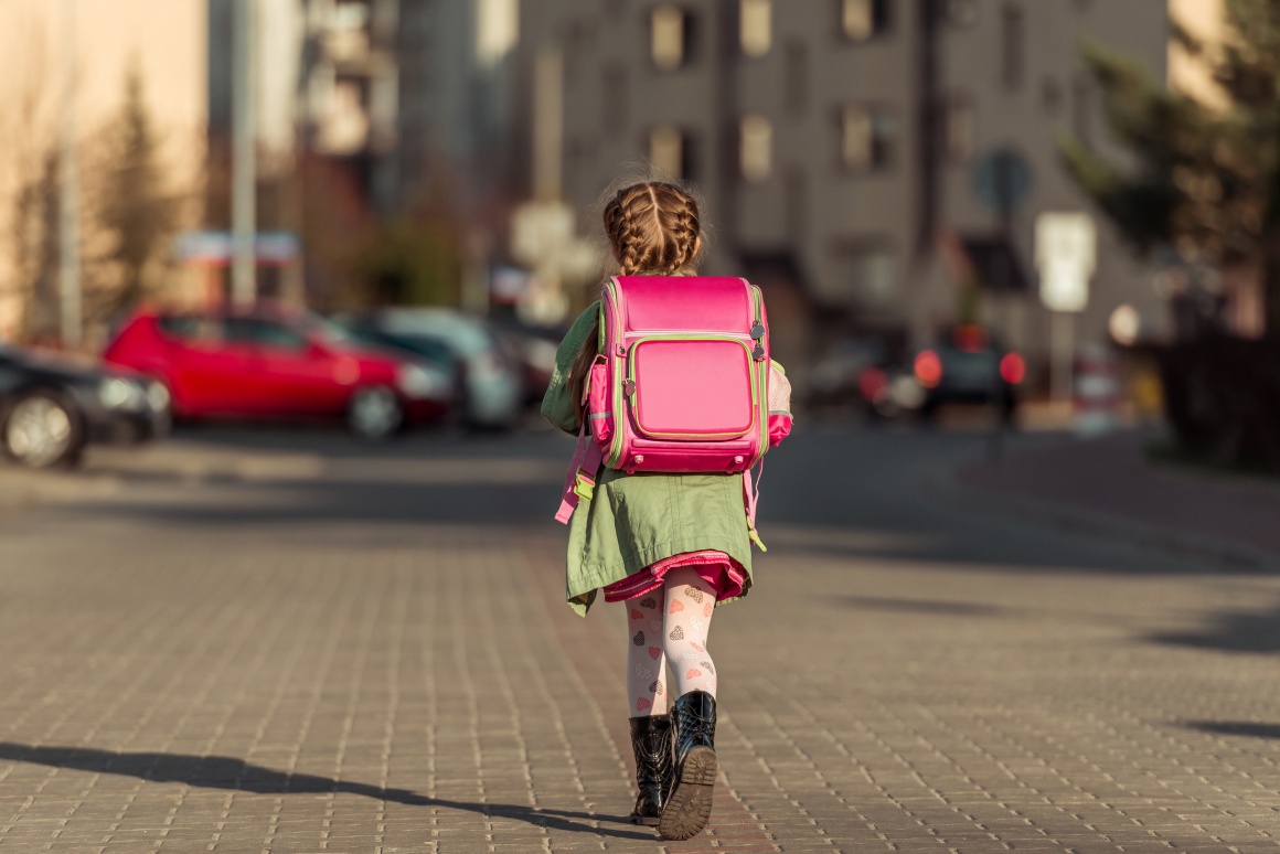 Girl on way to school; Copyright: panthermedia.net/tan4ikk...