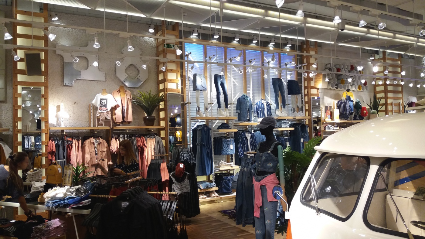 File:Pull and bear store.jpg - Wikimedia Commons