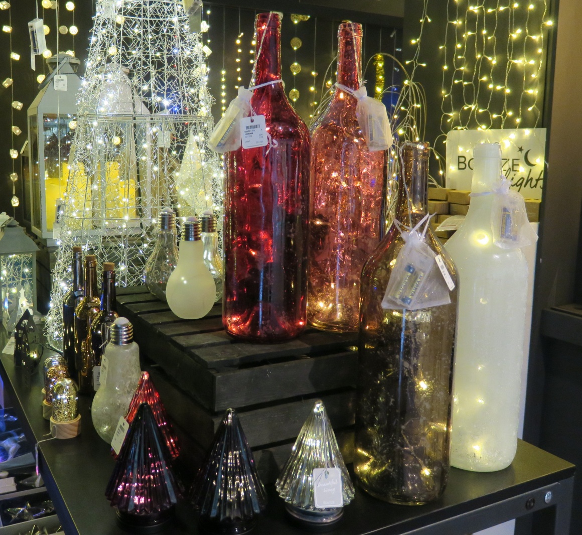 Flaschen und Vasen mit leuchtenden Lämpchen drin; copyright: iXtenso / Pott...
