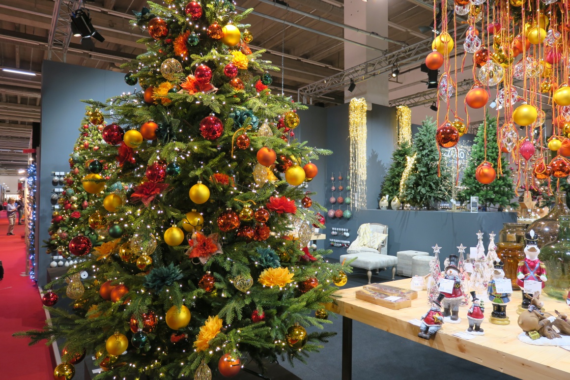 Christmas tree with yellow and orange baubles; copyright: iXtenso / Pott...