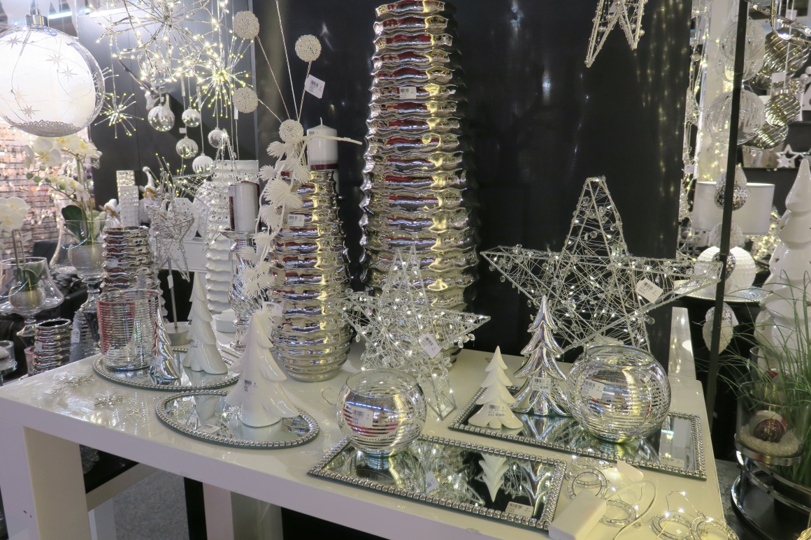 Winter wonderland in the store with decoration - iXtenso – retail