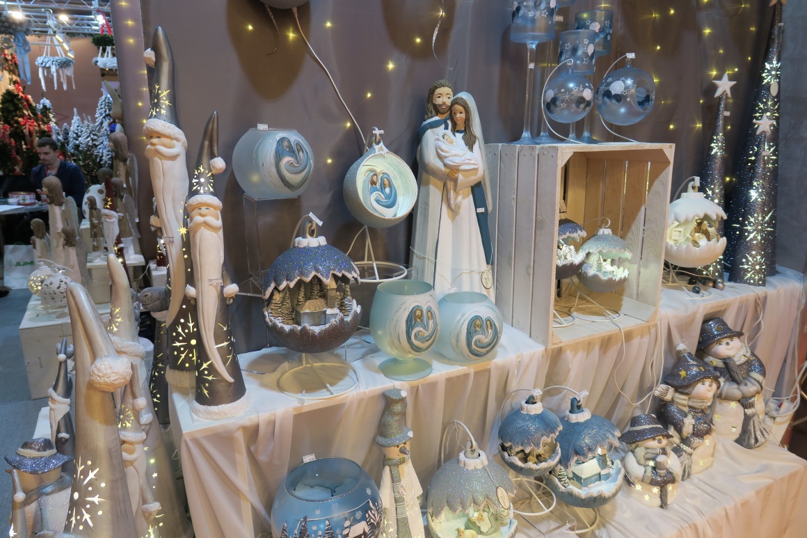 Soft blue Christmas decoration; copyright: iXtenso / Pott...