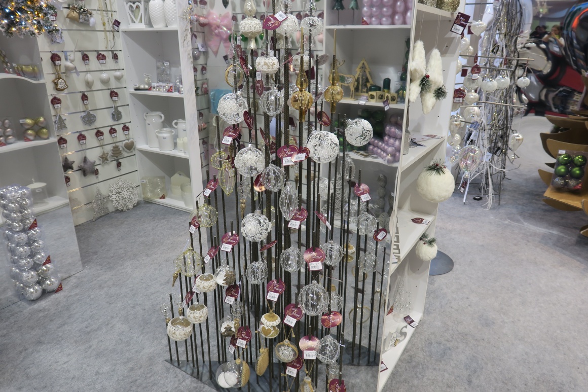 Metal stand with baubles; copyright: iXtenso / Pott...