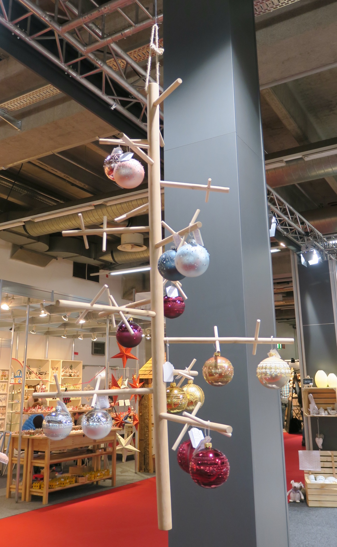 Simple fir tree made of wooden struts hanging from the ceiling; copyright:...