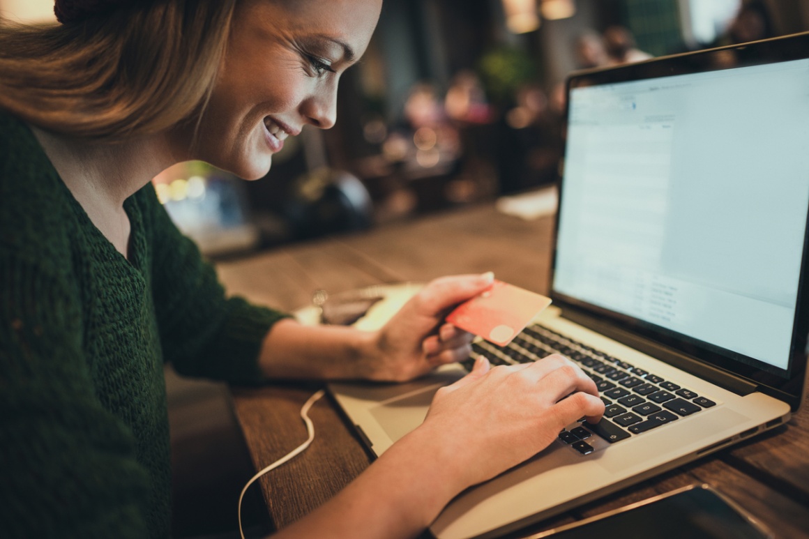 Frau mit Kreditkarte am Laptop; copyright: iStock-491911728...
