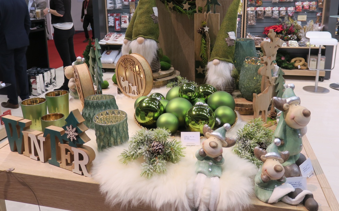 Green Christmas decoration; copyright: iXtenso / Pott...