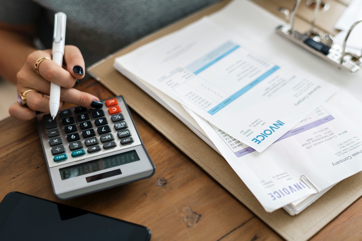 Invoice and calculator on one table