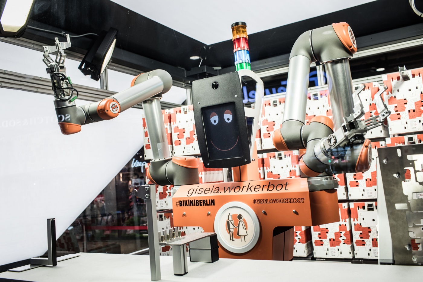 Photo: Robots in retail: producer and salesperson all-in-one at the fully...