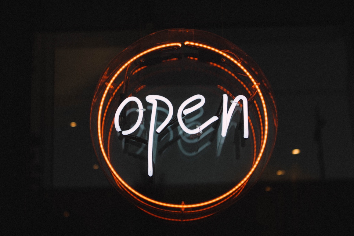 Open Sign; Copyright: Finn Hackshaw/Unsplash