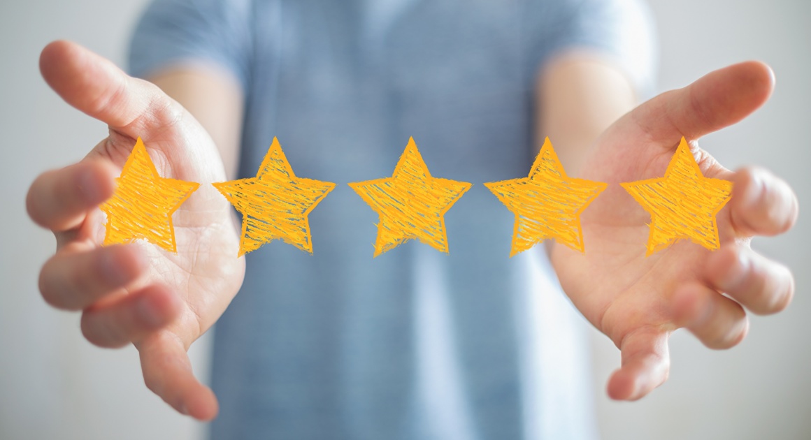 A person holding 5 rating stars.