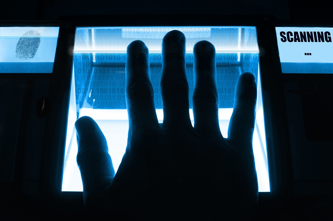 hand on a scanner that is glowing blue; copyright: panthermedia.net/Eike Leppert...