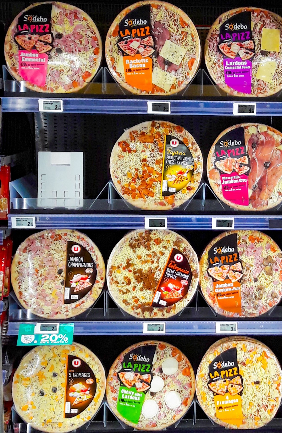 Finished round, packed pizzas in a shelf; copyright: POS TUNING...