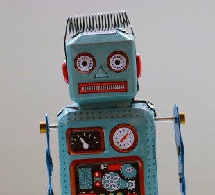 Small homemade toy robot; copyright: Rockn Roll Monkey/Unsplash...