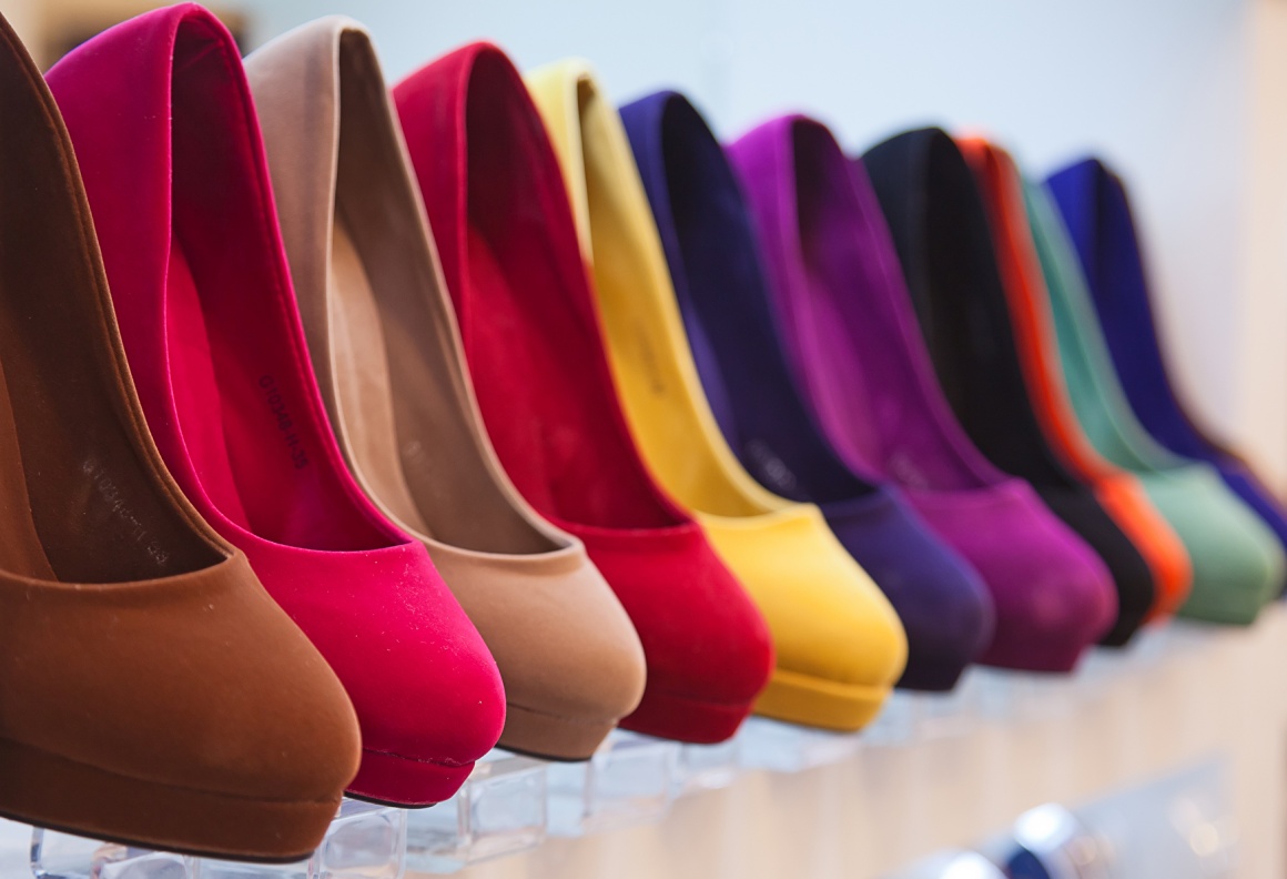 A rack of colorful women’s shoes; copyright: Bildagentur...
