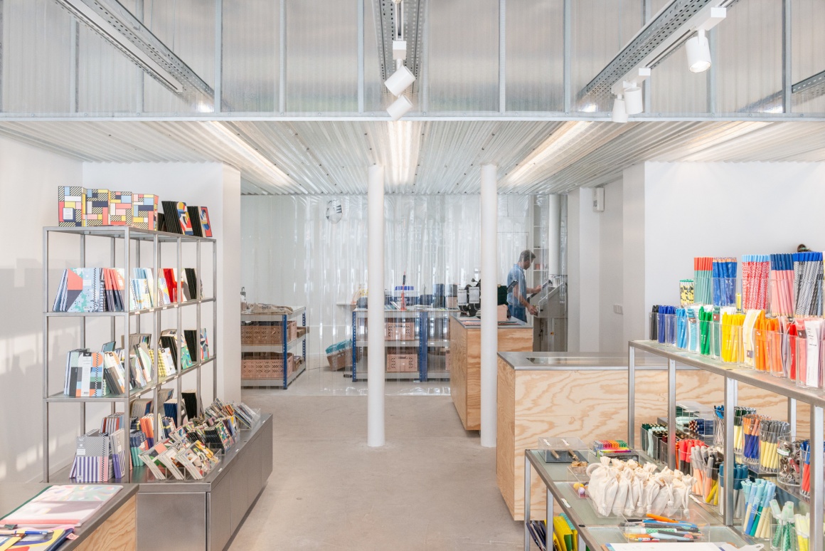 View into a modern stationery store with shelves and goods; copyright: Papier...