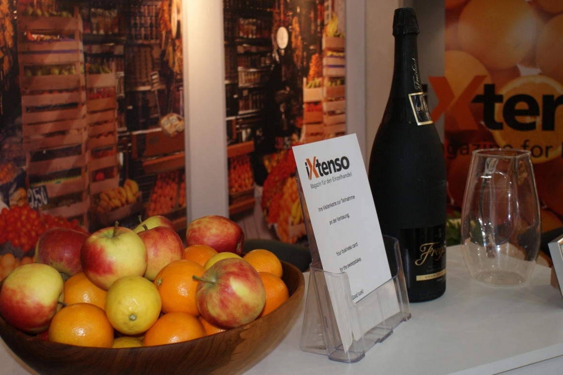 iXtenso stand with fruit and sparkling wine
