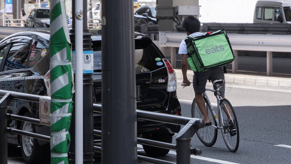 Fahrradkurier mit grüner Box