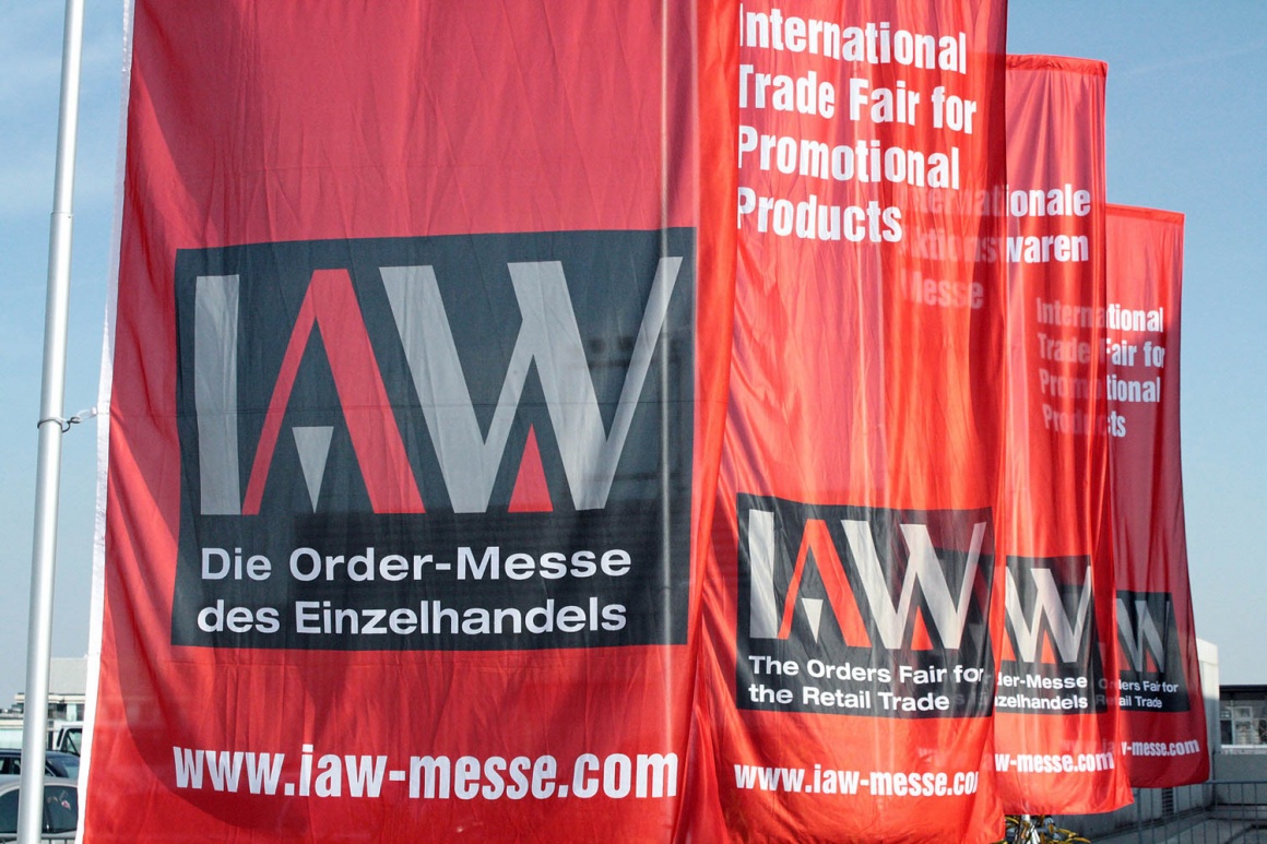 Rote Fahnen mit dem Logo der IAW Messe